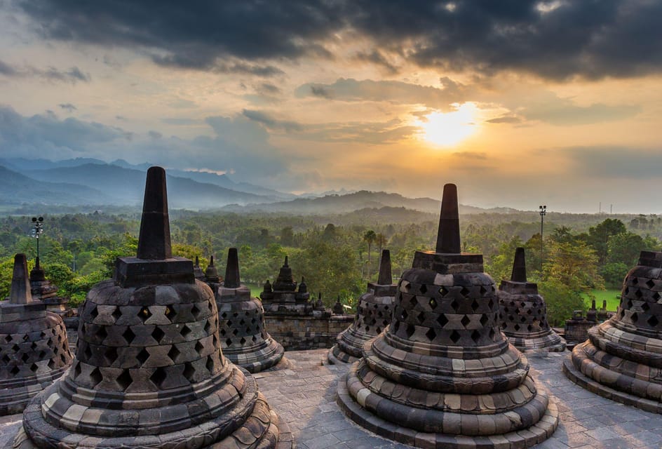 Yogyakarta: Nepal Van Java Village & Borobudur Tour photo 4