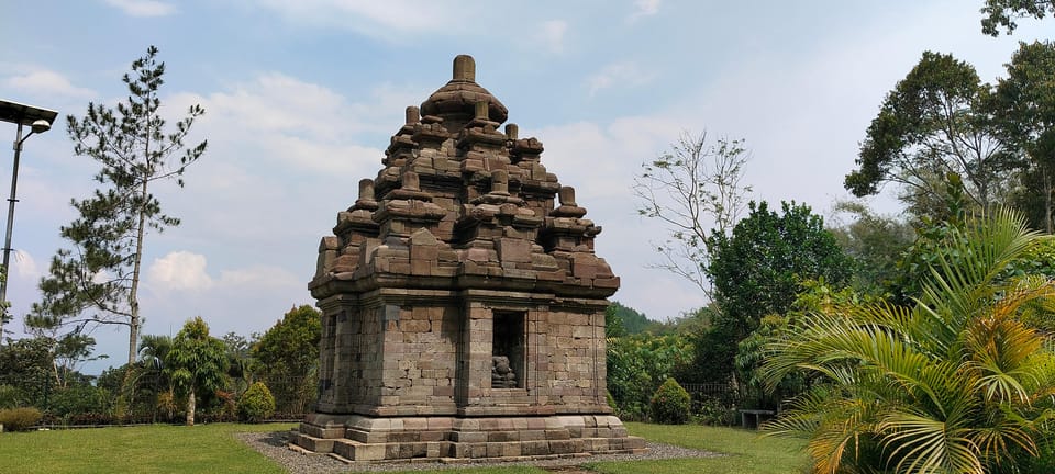 Yogyakarta : explore Nepal van Java + Selogriyo temple photo 4